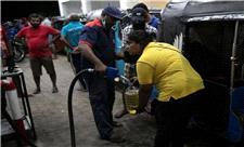 12 ساعت در صف بنزین در سریلانکا!/ عکس