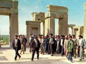 تصاویر تاریخی بازدید رهبر معظم انقلاب از تخت‌جمشید در سال ۱۳۶۷