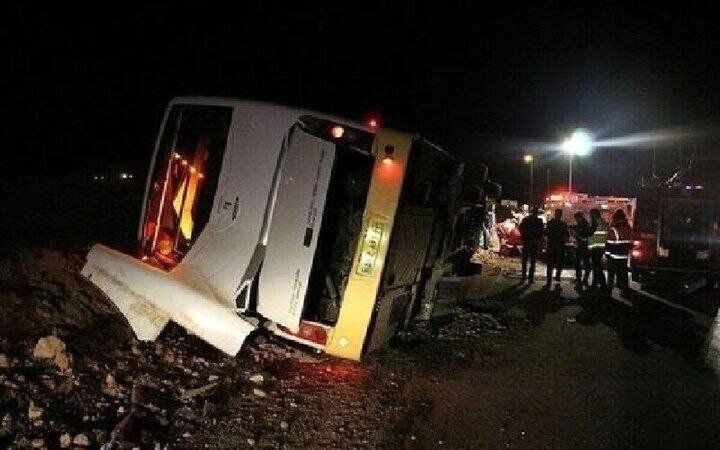 حادثه جاده ای خونین در شیراز/ ۱۸ نفر مصدوم شدند