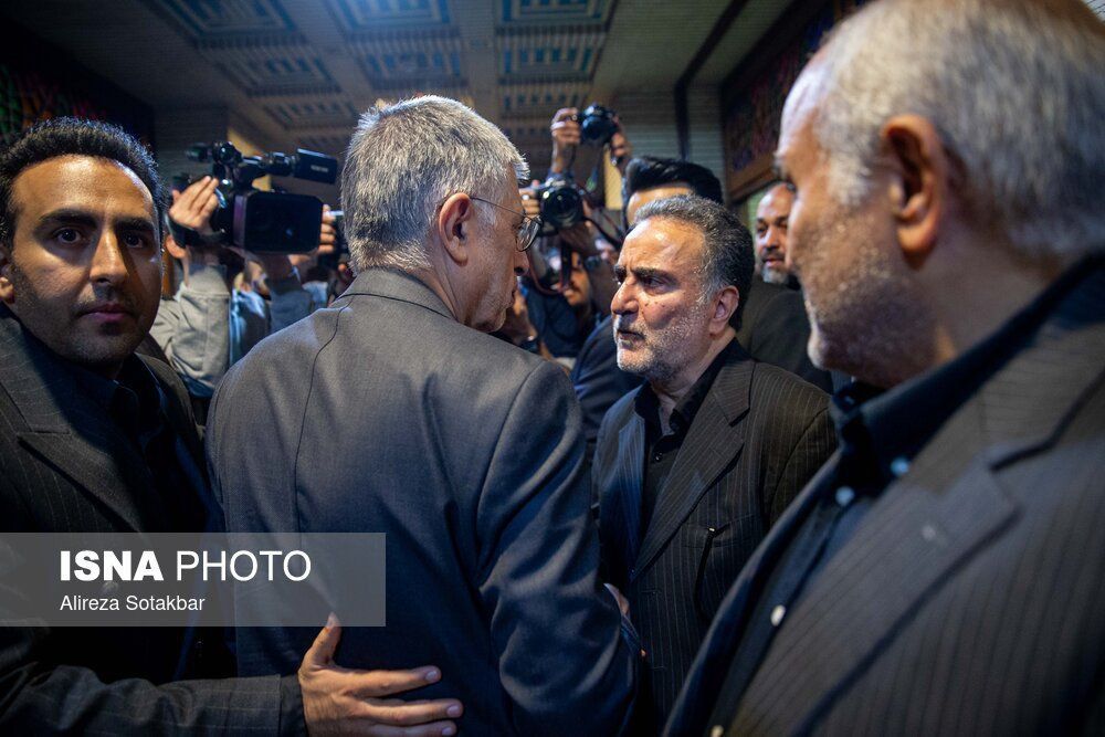 مراسم ترحیم سیدمحمد تاج‌زاده/  زیبا کلام پیشانی تاج زده را بوسید+ عکس