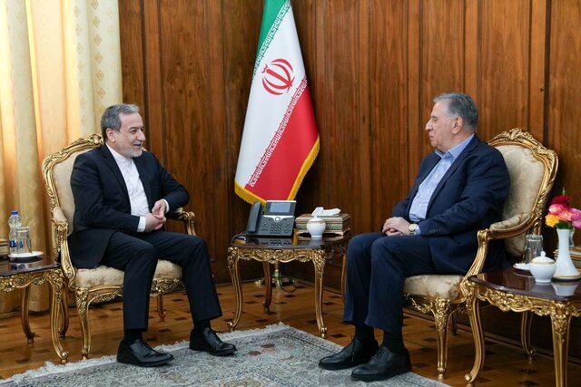 تصویری از دیدار رئیس اتاق ایران با عراقچی