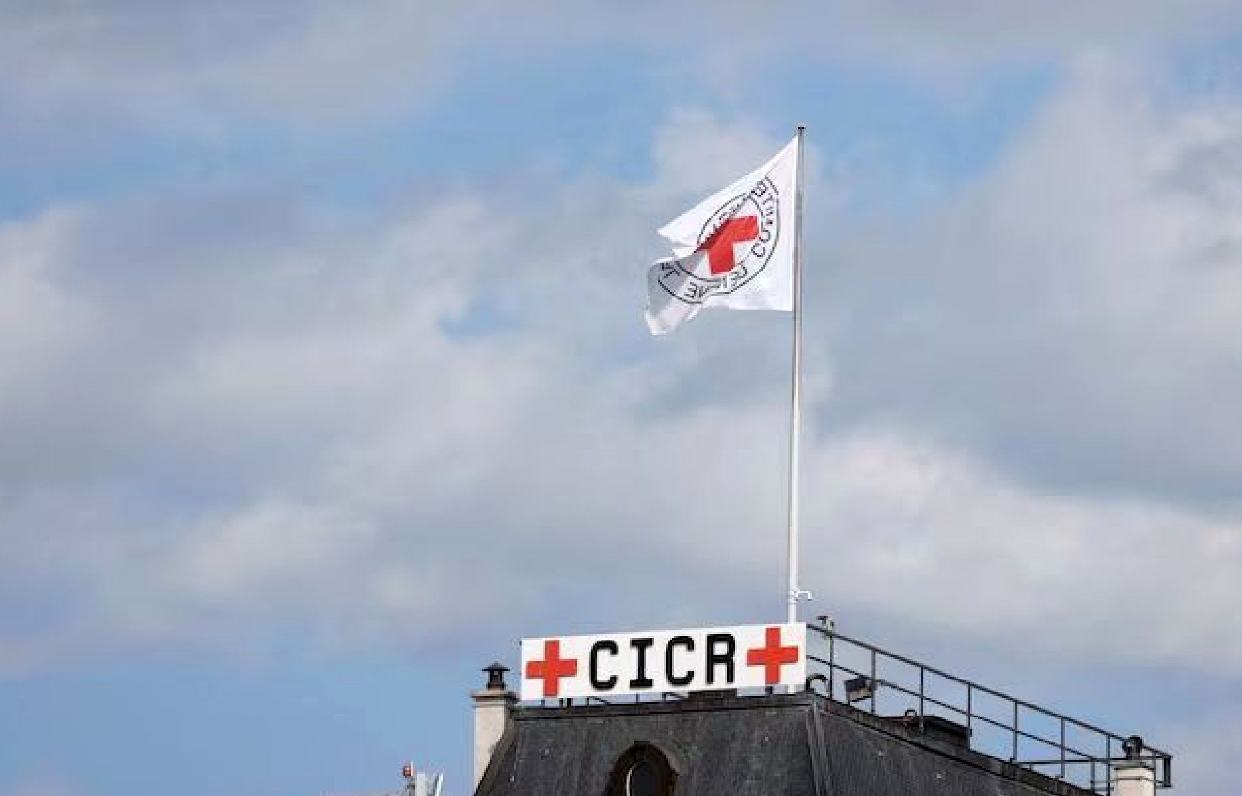 صلیب سرخ جسد یکی از گروگان‌های اسرائیل را تحویل داد + فیلم