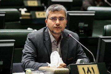 نماینده مجلس: زمزمه‌های گرانی بنزین به گوش می‌رسد که می‌تواند بسیار خطرناک باشد+ فیلم