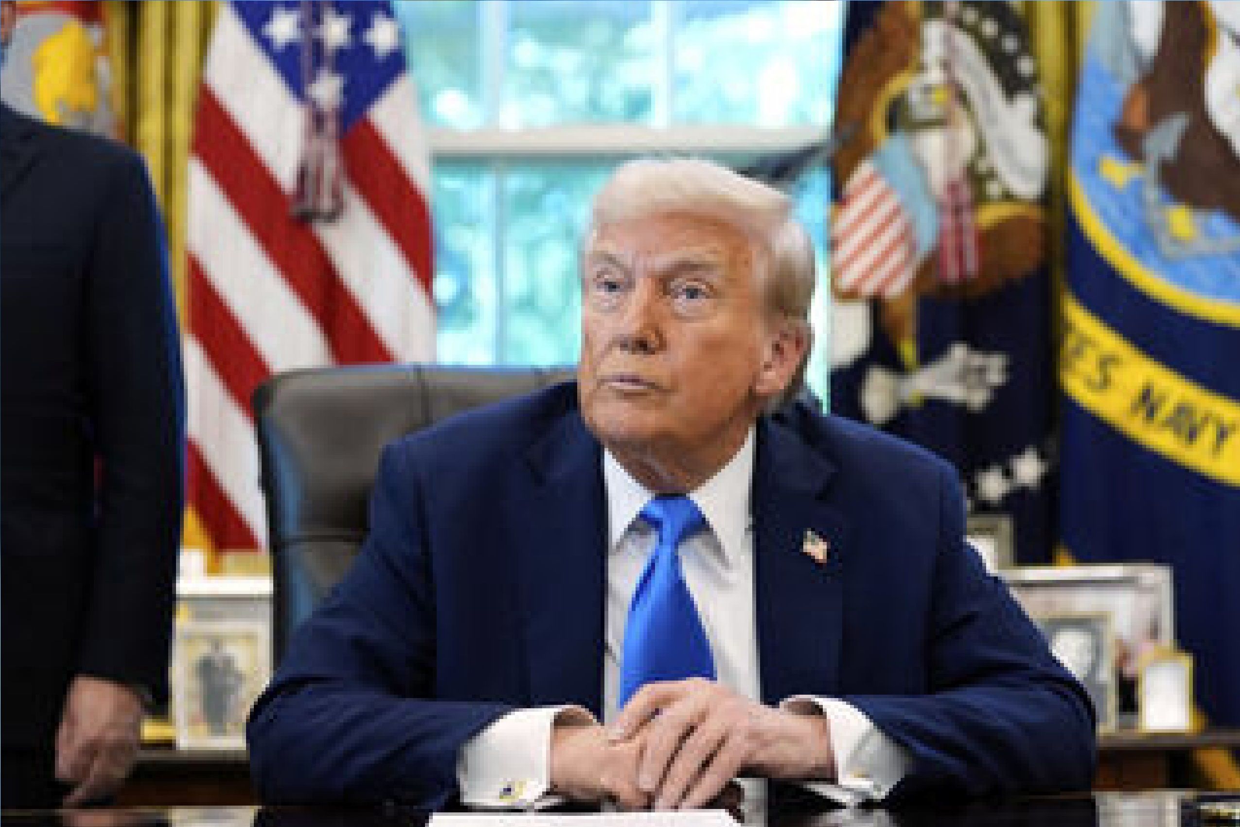 مردی که در دفتر ترامپ غش کرد + عکس