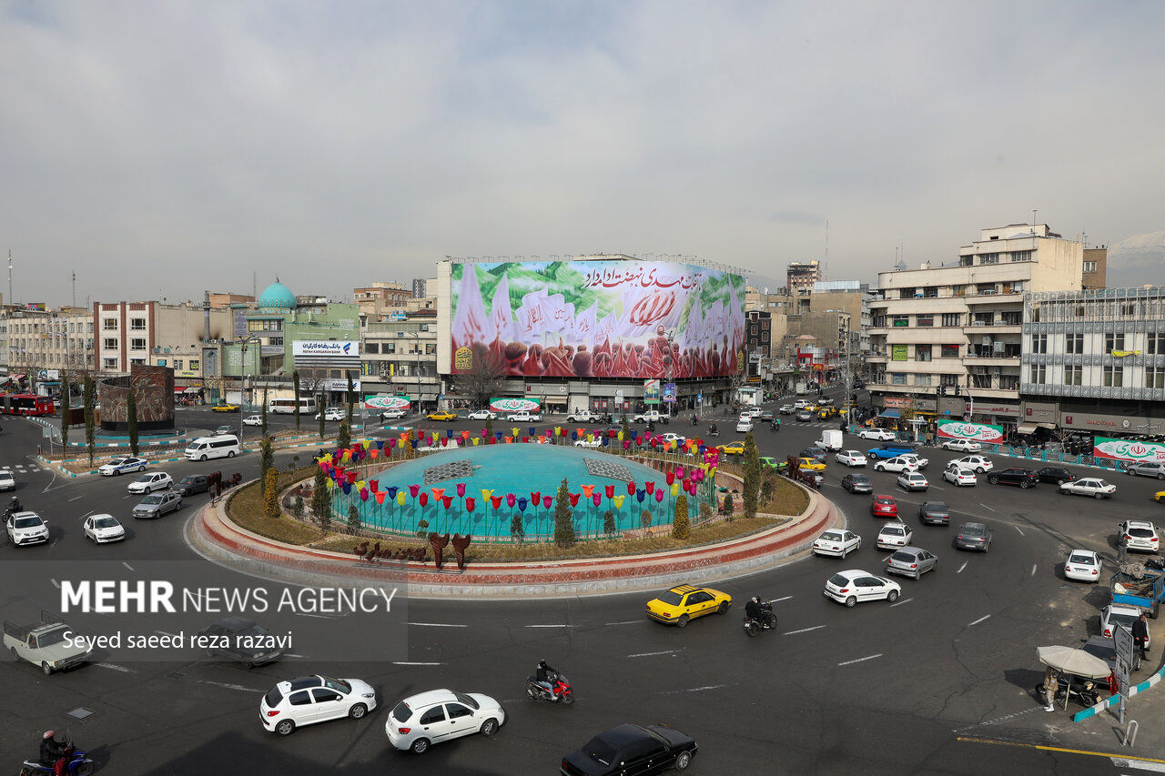 ادامه ملی‌گرایی در پایتخت؛ این بار رونمایی از مجسمه شاپور دوم در میدان انقلاب + فیلم