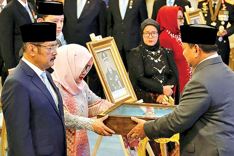 قهرمان ملی یا دیکتاتور جانی