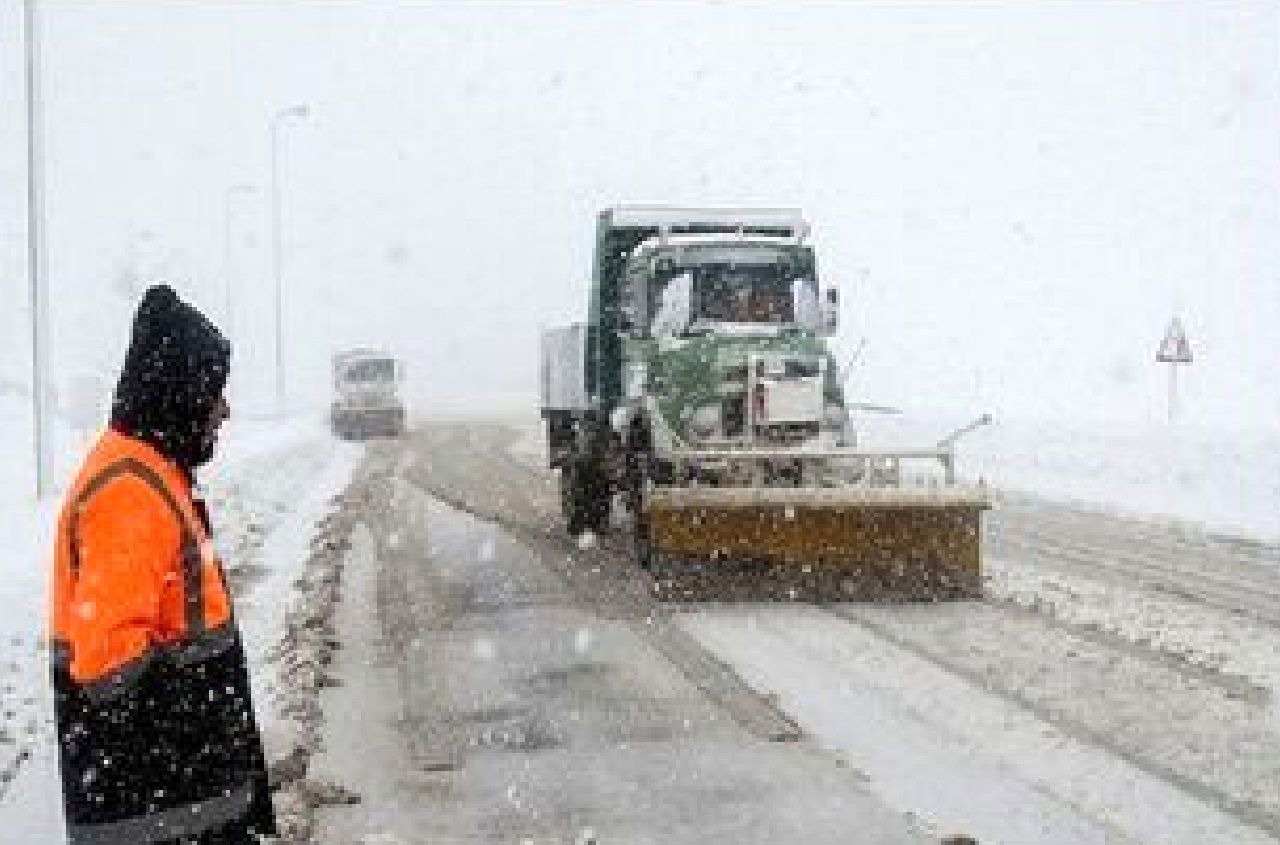 آخرین وضعیت جوی و ترافیکی جاده های کشور/ محورهای ۹ استان برفی و بارانی است