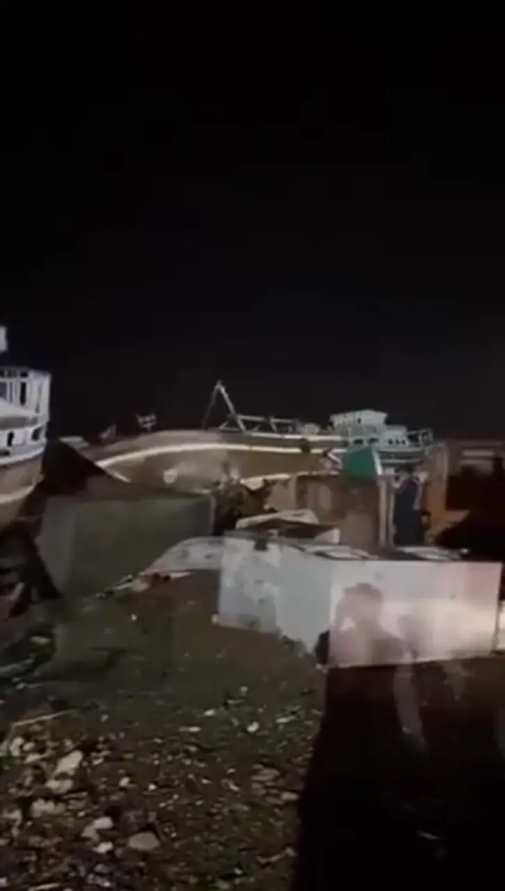 طوفان سهمگین در سواحل چابهار؛ بیش از ۱۰ لنج ماهیگیری غرق شد +فیلم