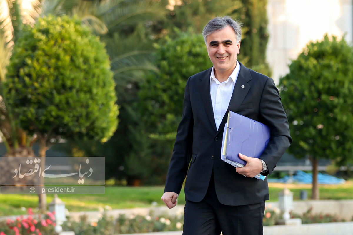 فرزین چه چیزی را به همتی تحویل داد؟