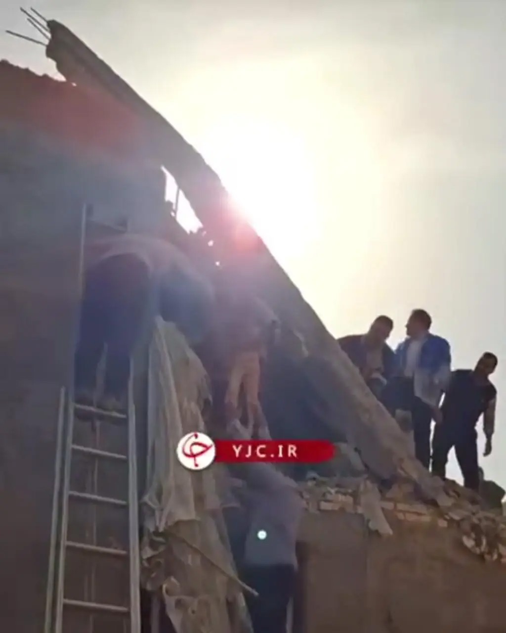 لحظه نجات معجزه‌آسای کودک گرفتار در زیر آوار در حادثه انفجار گاز + فیلم