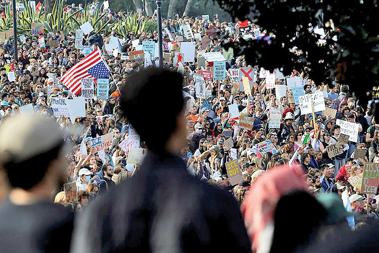 فشار خیابان‌ها بر کاخ سفید