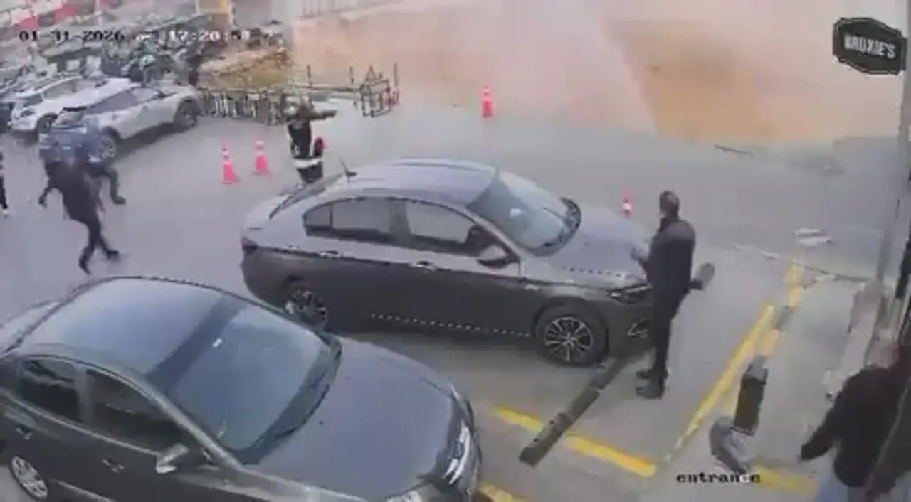 زمین ناگهان شکست/ لحظه ریزش وحشتناک زمین در پمپ بنزین + فیلم