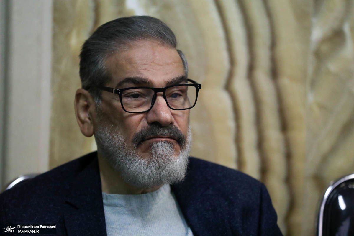 کنایه چهره اصولگرا به شمخانی: مسئولان دفاعی و نظامی کمتر حرف می زنند و بیشتر عمل می کنند/ بنیه دفاعی کشور را تقویت کنید تا مجبور به استفاده از دستگاه کمک تنفس نشوید!