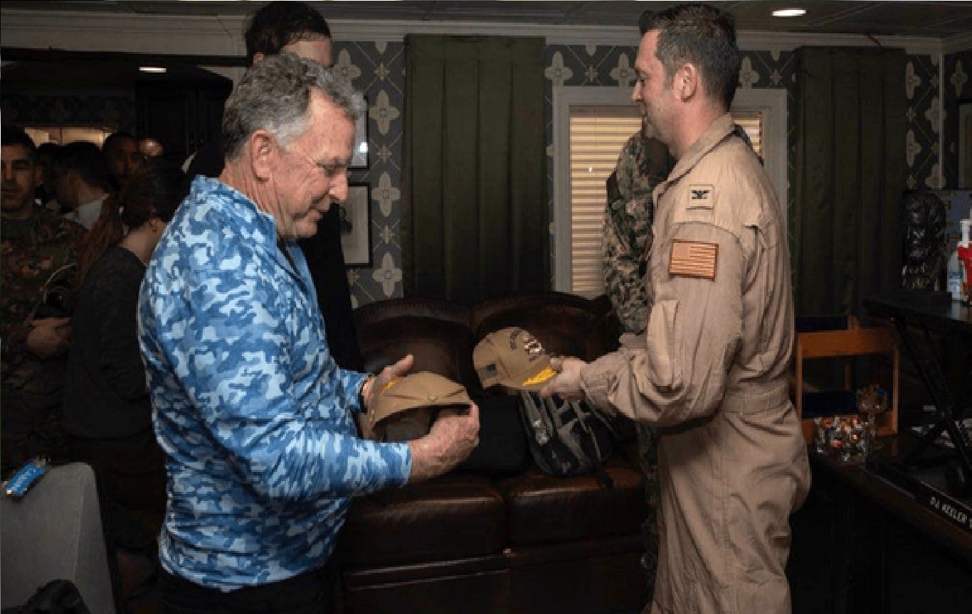 تصاویر فرستاده ویژه و داماد ترامپ بر روی ناو آبراهام لینکلن/ ادعای ویتکاف: با خلبانی که پهپاد ایرانی را سرنگون کرد دیدار کردم