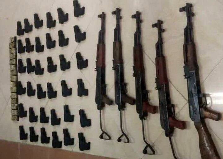 کشف محموله بزرگ سلاح و مهمات در کردستان/ یک قاچاقچی مسلح به دام افتاد