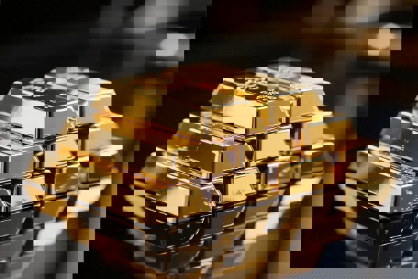 تداوم رشد قیمت طلا با تضعیف دلار؛ اونس بالای ۵ هزار دلار ماند