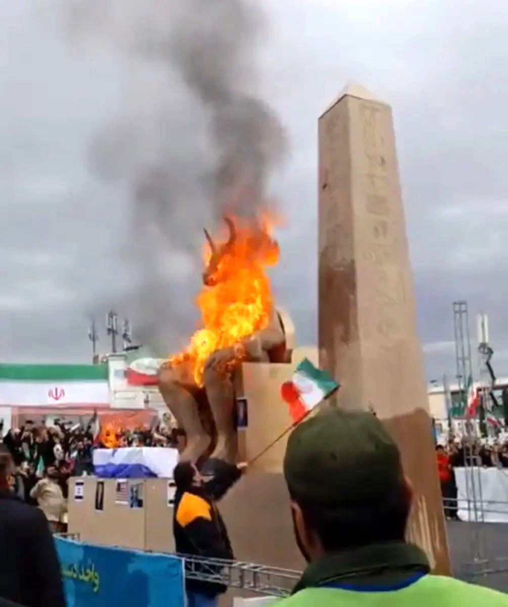 چرا مجسمه بعل در راهپیمایی ۲۲بهمن به آتش کشیده شد؟ / بعل چه ربطی به اپستین دارد؟