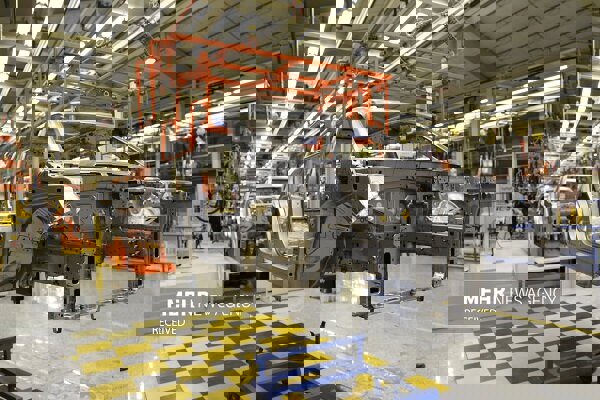 عقبگرد صنعت خودرو در دی ۱۴۰۴؛ کاهش همزمان تولید و فروش