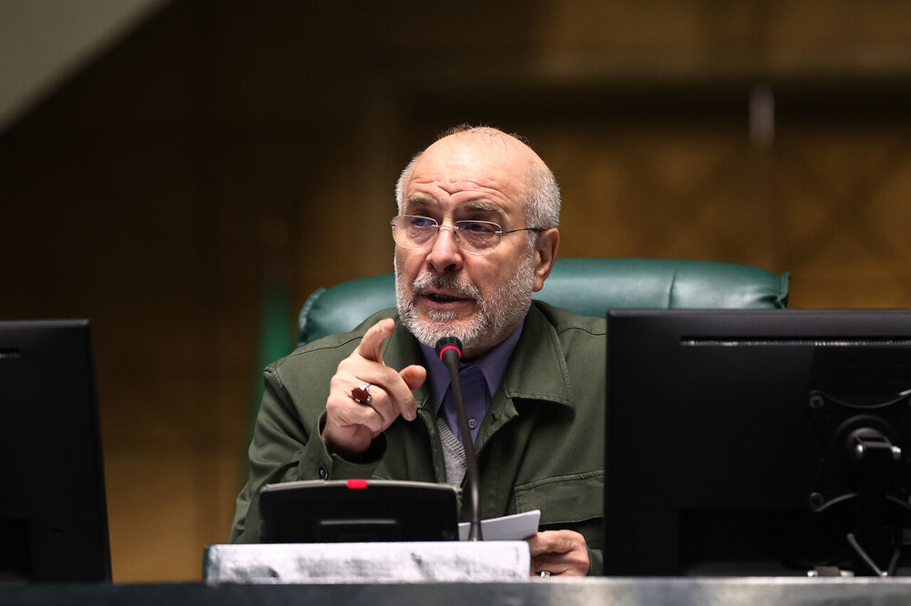 پاسخ قالیباف به تذکر ایزدخواه درباره صراحت نداشتن نرخ نان و بنزین در مصوبات مجلس