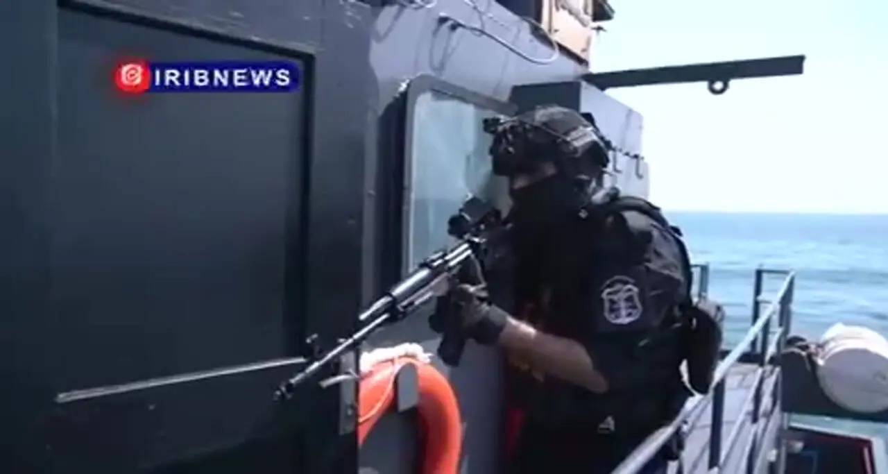 نمایش قدرت تکاوران ارتش، سپاه و نیروی دریایی روسیه/ کشتی ربوده‌شده آزاد شد+فیلم