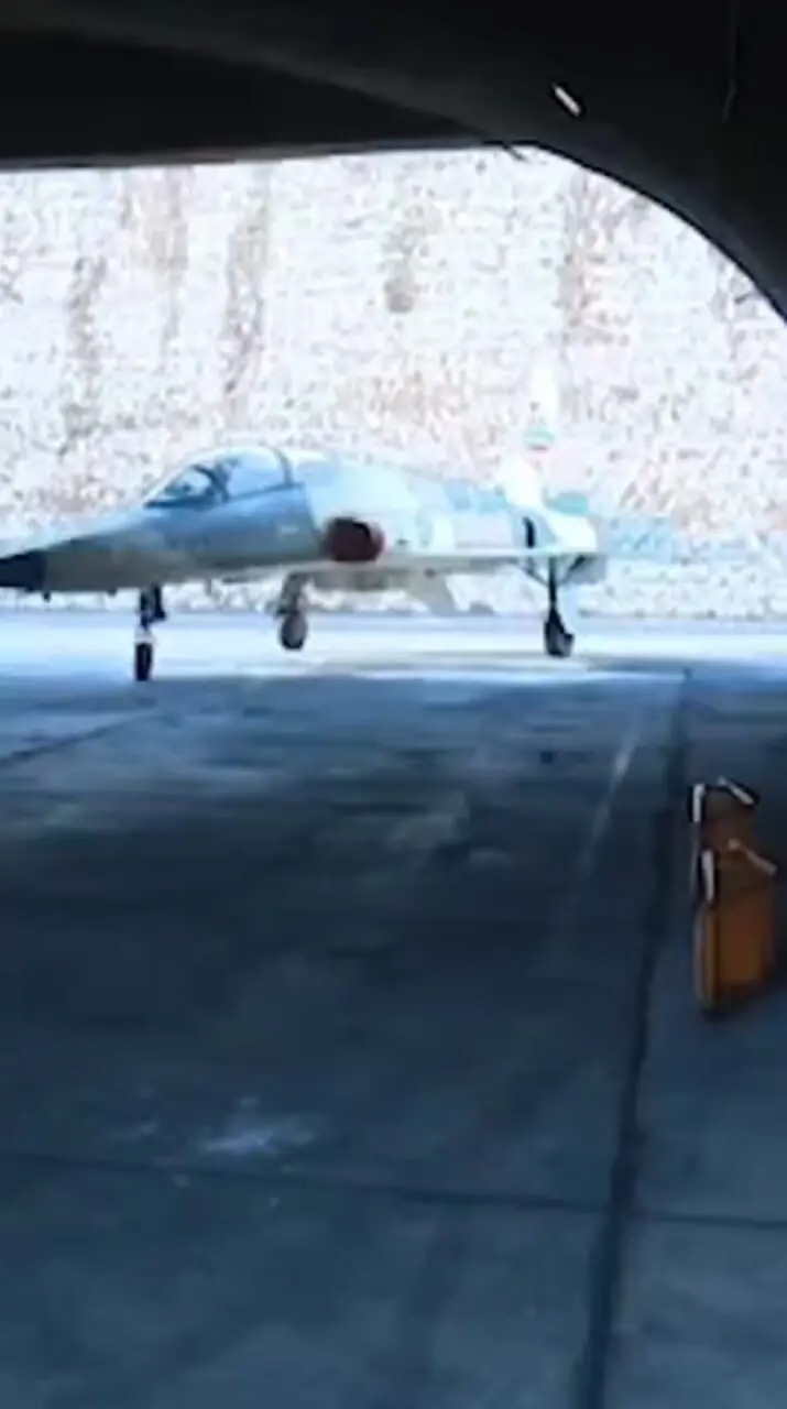 پرواز سردار بهمرد با جنگنده اف-۵ بر فراز شمال‌غرب ایران + فیلم