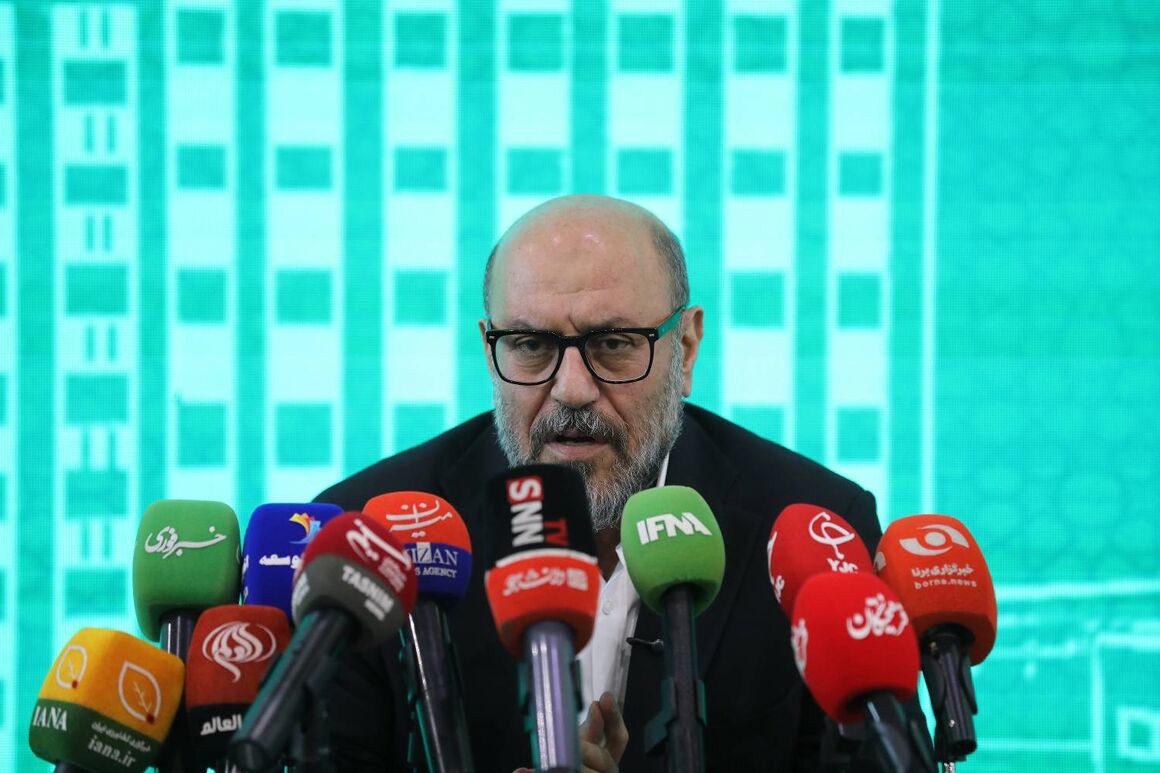 بنیاد مستضعفان برای بازسازی تاسیسات نفتی در کنار وزارت نفت ایستاده‌ است