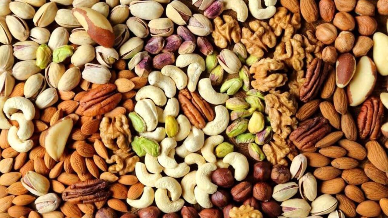 عکسی از یک مغازه میوه و آجیل فروشی در دوران قاجار