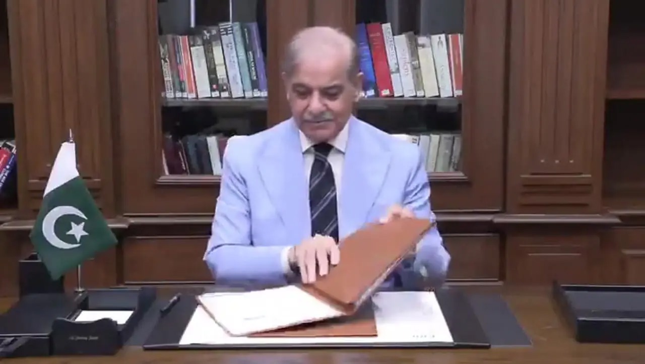 شهباز شریف یادداشت تفاهم ایران و آمریکا را امضا کرد+ فیلم
