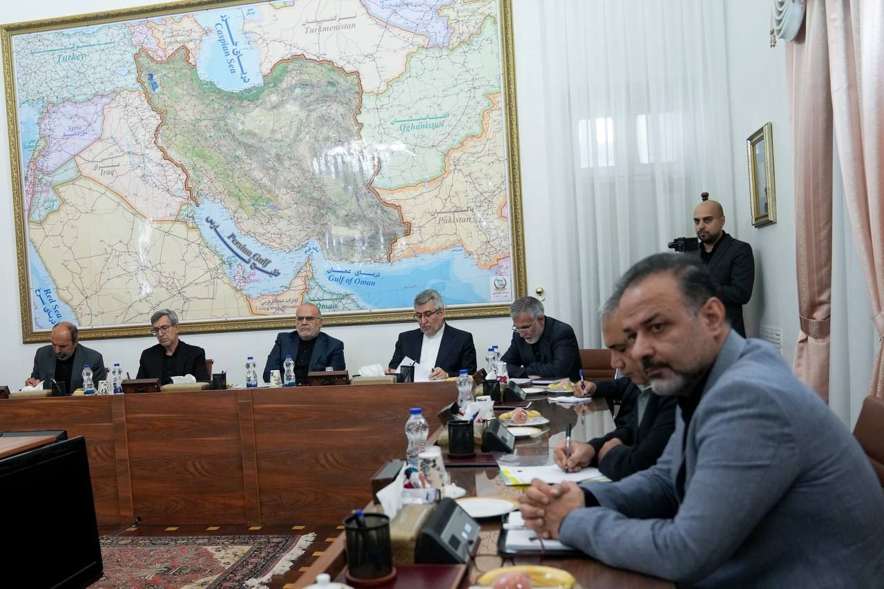 تصویری از نشست مسئولان برگزاری مراسم تشییع پیکر رهبر شهید انقلاب با عراقچی