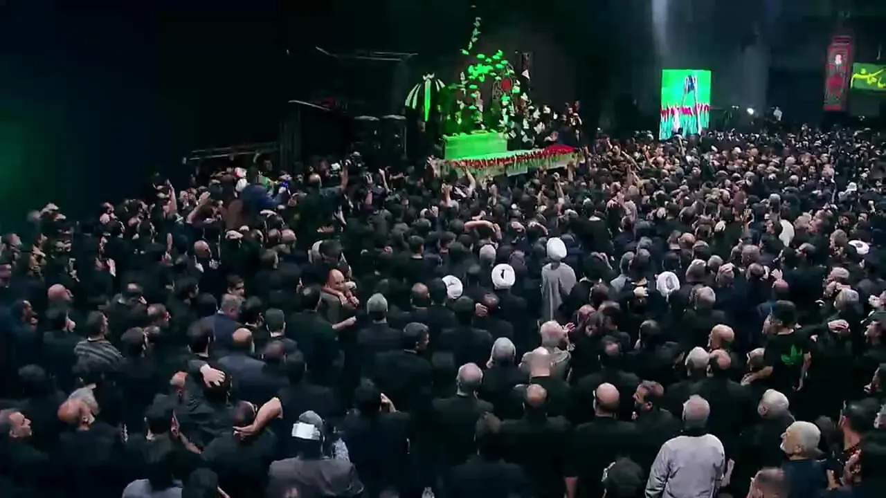 لحظه ورود پیکر رهبر شهید انقلاب به مراسم وداع در جوار حسینیه امام خمینی+ فیلم