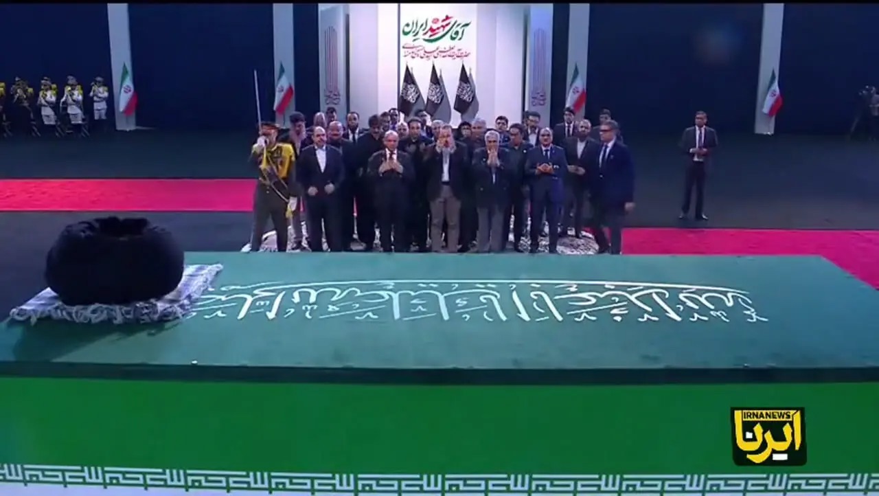 حضور نخست‌وزیر پاکستان و هیات بلندپایه در مراسم تشییع +فلم