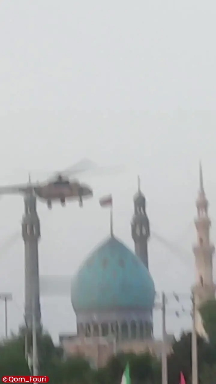 لحظه فرود بالگرد حامل پیکر رهبر شهید در مسجد جمکران +فیلم