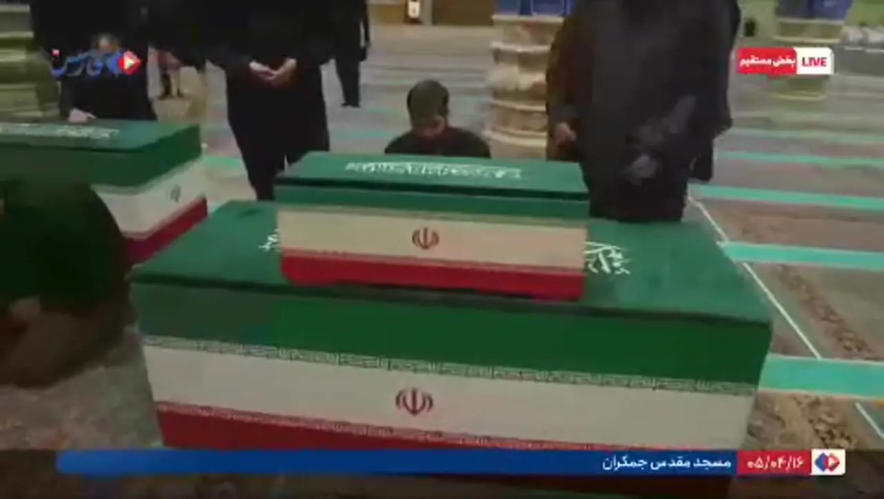 فیلم حضور آیت الله جوادی آملی در مسجد جمکران برای اقامه نماز بر پیکر رهبر شهید