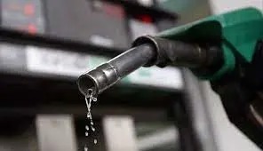 دهقان: روزانه حدود ۲۰ میلیون لیتر بنزین قاچاق می‌شود