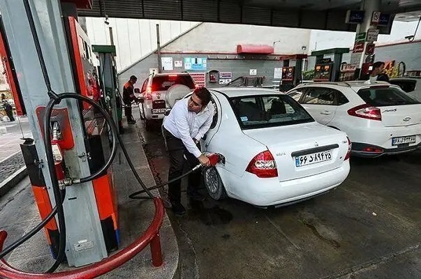 واکنش مجلس به انتقال سهمیه سوخت به کارت بانکی/ دهقان: روزانه حدود ۲۰ میلیون لیتر بنزین قاچاق می‌شود