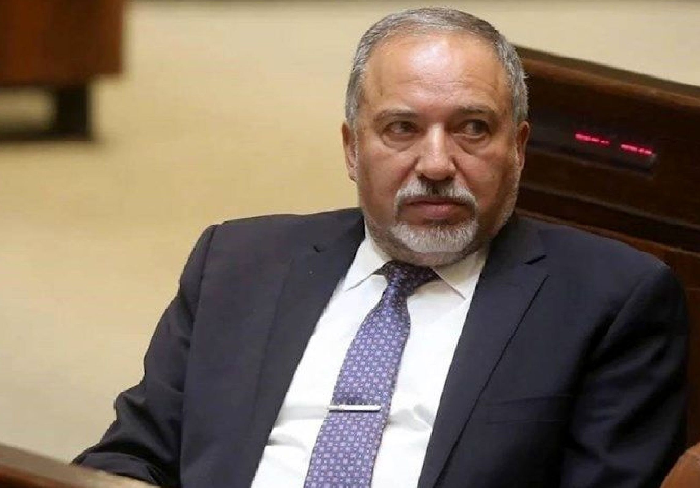 شکاف در تل‌آویو عمیق‌تر شد/ لیبرمن خواستار برکناری وزیر جنگ اسرائیل شد