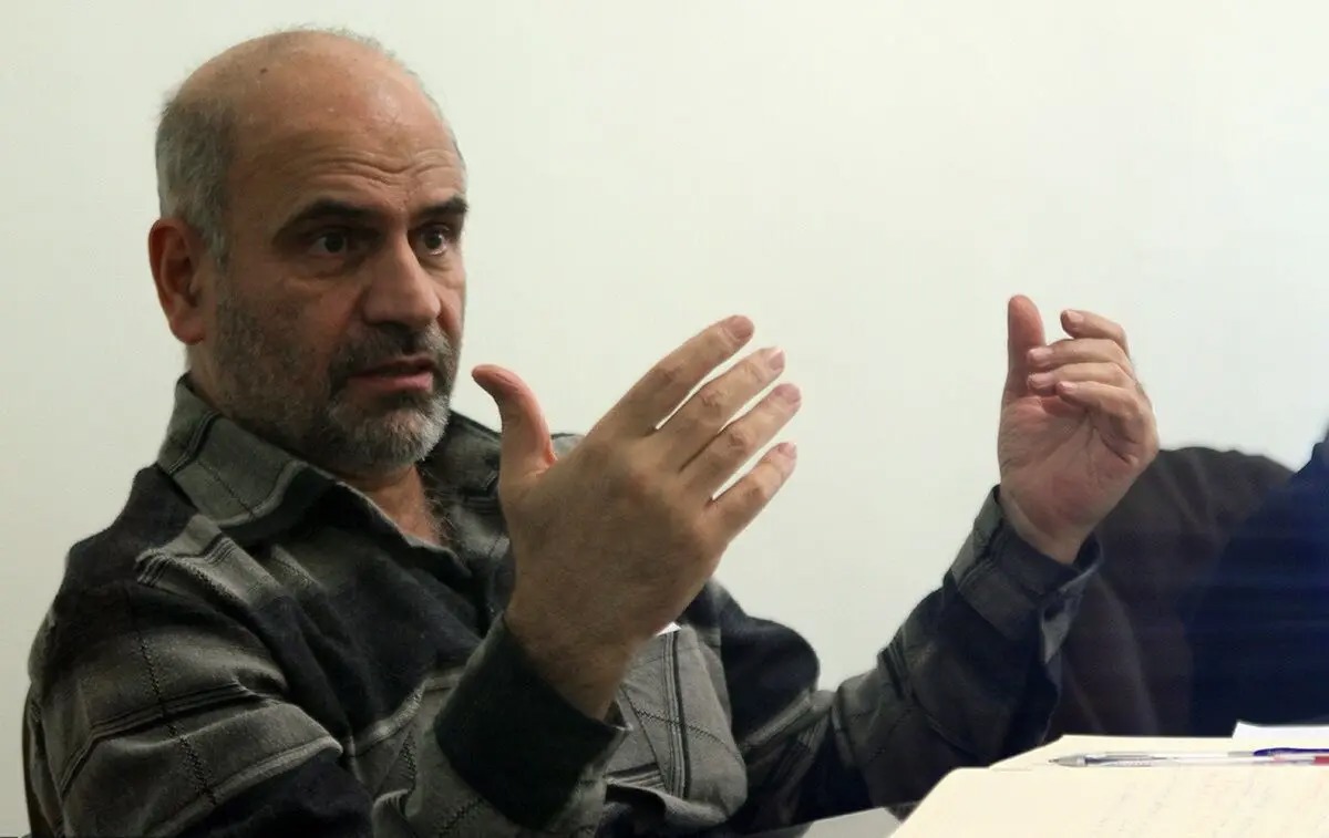 مومنی، اقتصاددان: مردم اصلا توان خرید ندارند که بخواهند به فروشگاه‌ها هجوم آورند! | ۴۰ درصد جامعه زیر خط فقر و ۴۰ درصد دیگر نیز در آستانه فروافتادن به زیر خط فقر هستند!