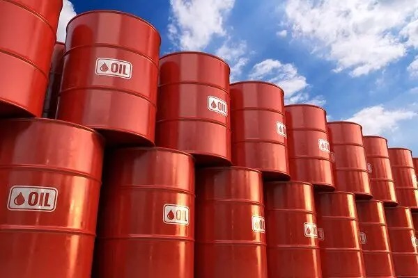 قیمت نفت در بحبوحه ادامه درگیری آمریکا و ایران همچنان بالا ماند