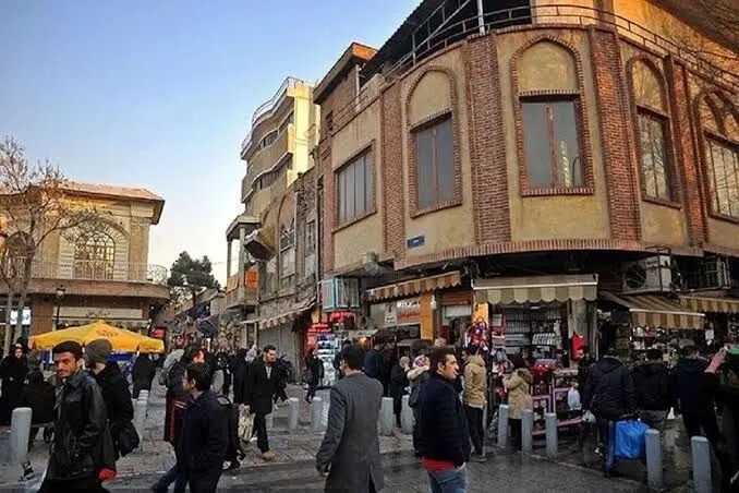 پاهای خسته‌ای که جای چرخ موتور را می گیرند/ «پیک پیاده»؛ فرزند جدید فقر و فشار اقتصادی