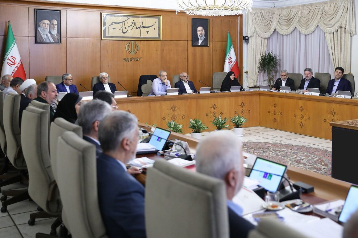 صرفه‌جویی در مصرف بنزین باید از دولت آغاز شود