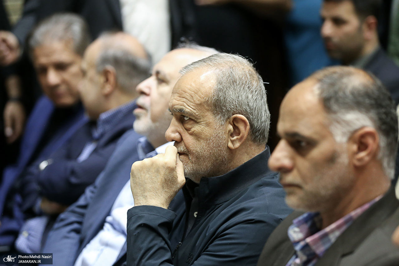 دیدار پزشکیان با روحانی در مراسم ختم احمد ناطق نوری + عکس