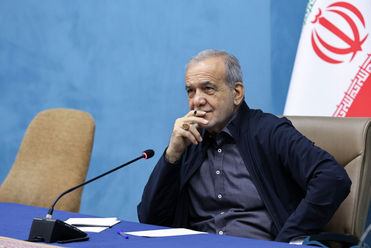 پزشکیان: کنار گود نشسته‌اند و می‌گویند لنگش کن/ هیچ‌گاه از گفتگو فرار نکرده‌ایم و نخواهیم کرد/ نباید برق و گاز صاحبان کسب‌وکار قطع شوند