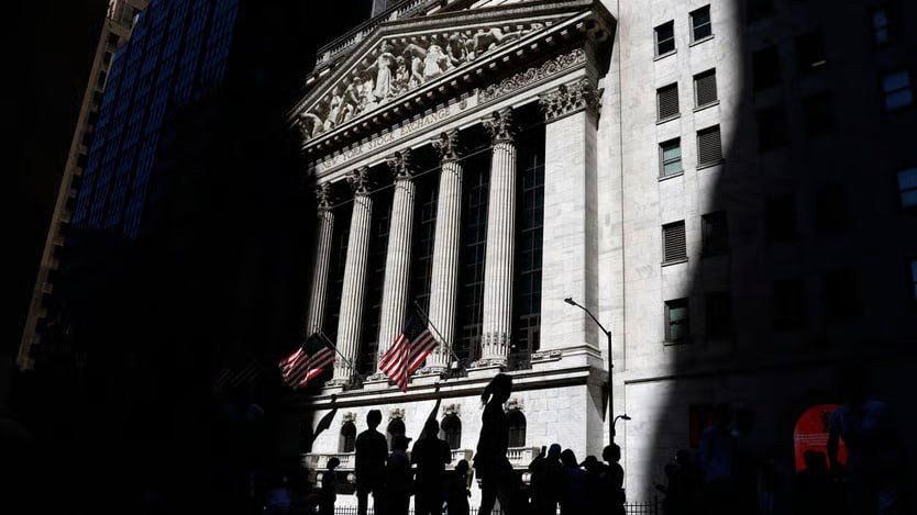 تکیه‌گاه لرزان اسکناس سبز
